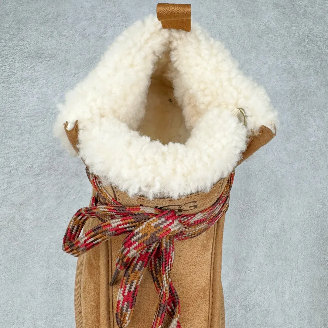 Pick up locally💰600 UGG 3954 Fukala autumn and winter sheepskin and fur integrated snow boots. All shoes are made from ZP. Longfeng A-grade Australian imported sheepskin and fur integrated women's boots. Brand OEM production line. Fully follow the ZP process. OEM original pattern maker. Adhering to the principle of no original shoes and no development selection. Pay attention to every detail. The most authentic version on the market. TREADLITE "Light Wing" technology outsole. Lightweight/durable/flexible/pile size: 35 36 37 38 39 40 Coding: by3936040